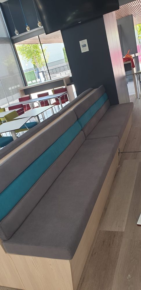 Banco corrido tapizado para hostelería en gris y turquesa