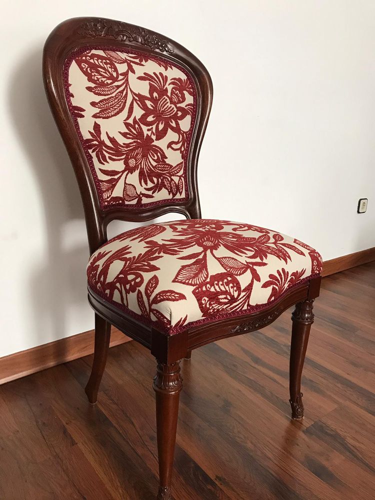 Detalle del capitoné de un Chesterfield de piel marrón retapizado