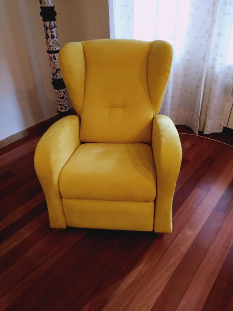Sofá Chesterfield de piel marrón retapizado, vista lateral