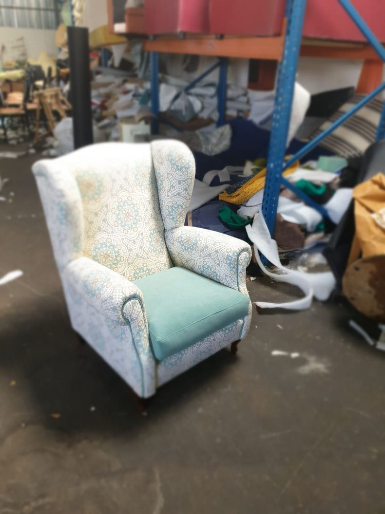 Chesterfield de piel marrón capitoné restaurado en el taller