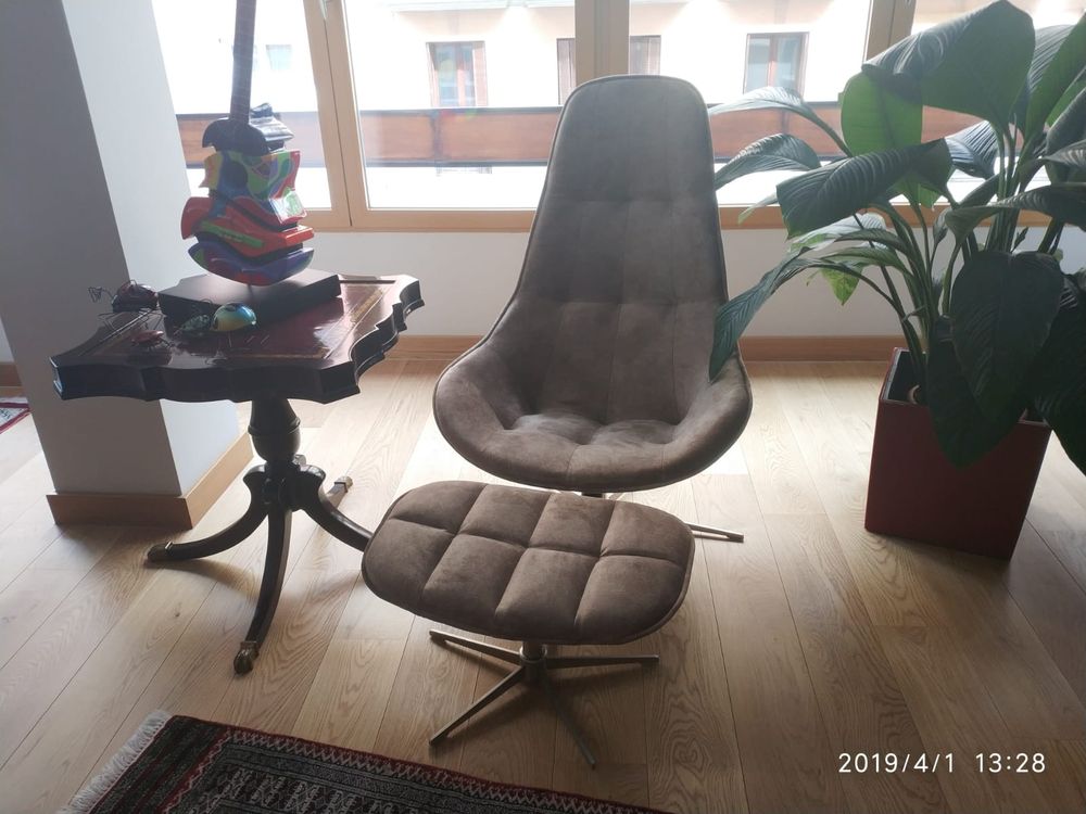 Sofá Chesterfield de piel marrón capitoné retapizado en el taller