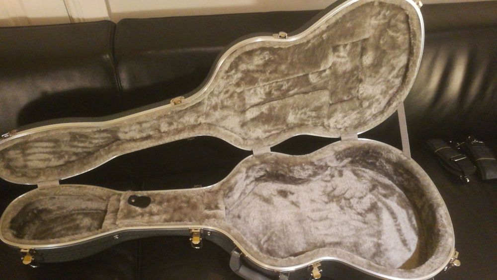 Interior de estuche de guitarra forrado a medida, tapicería personalizada