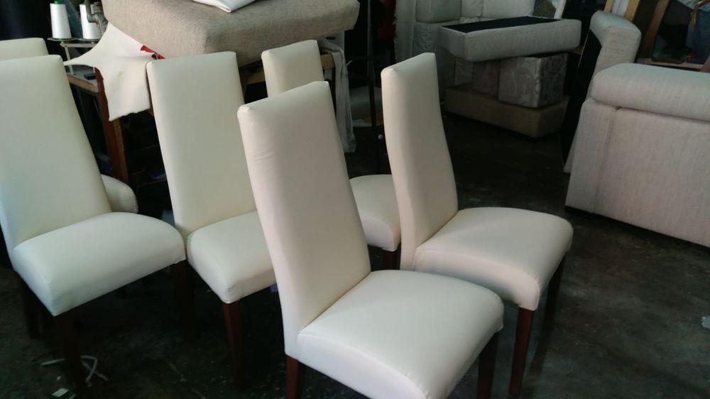 Sillas de comedor retapizadas en rosa y camel