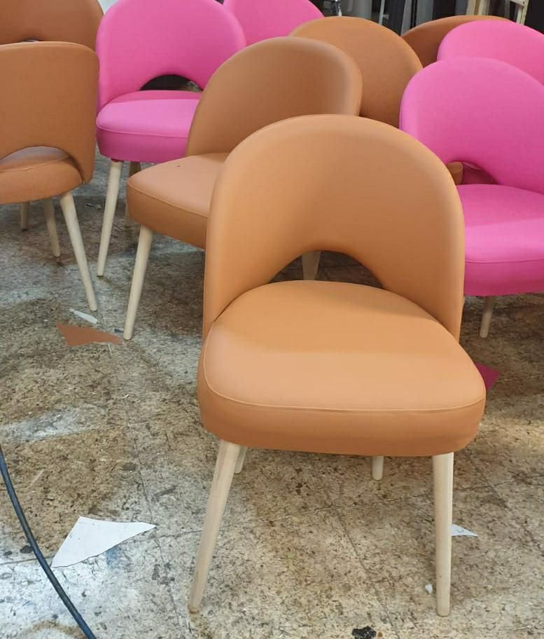 Sillas de comedor tapizadas en rosa y camel