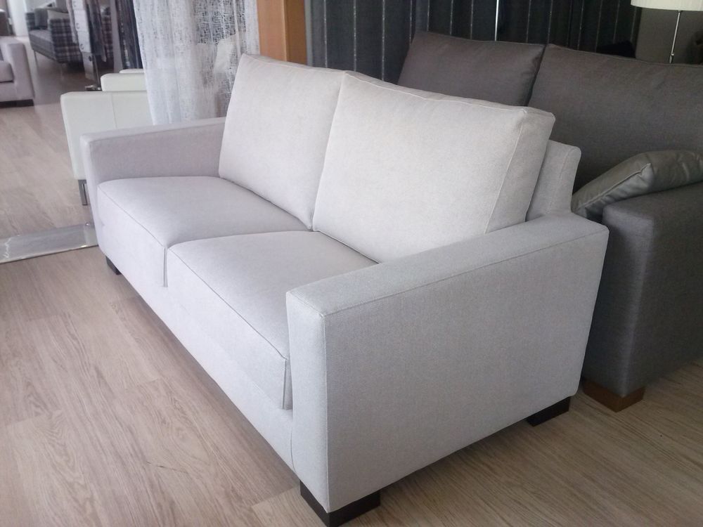 Sofá moderno tapizado en gris claro