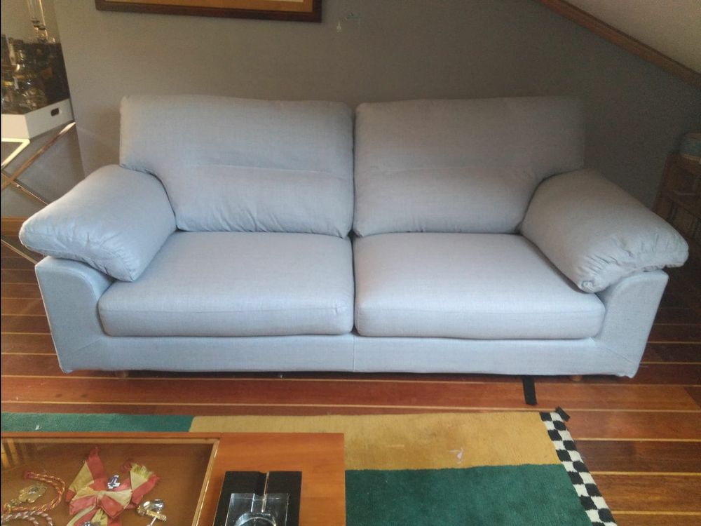 Sofá moderno retapizado en gris azulado