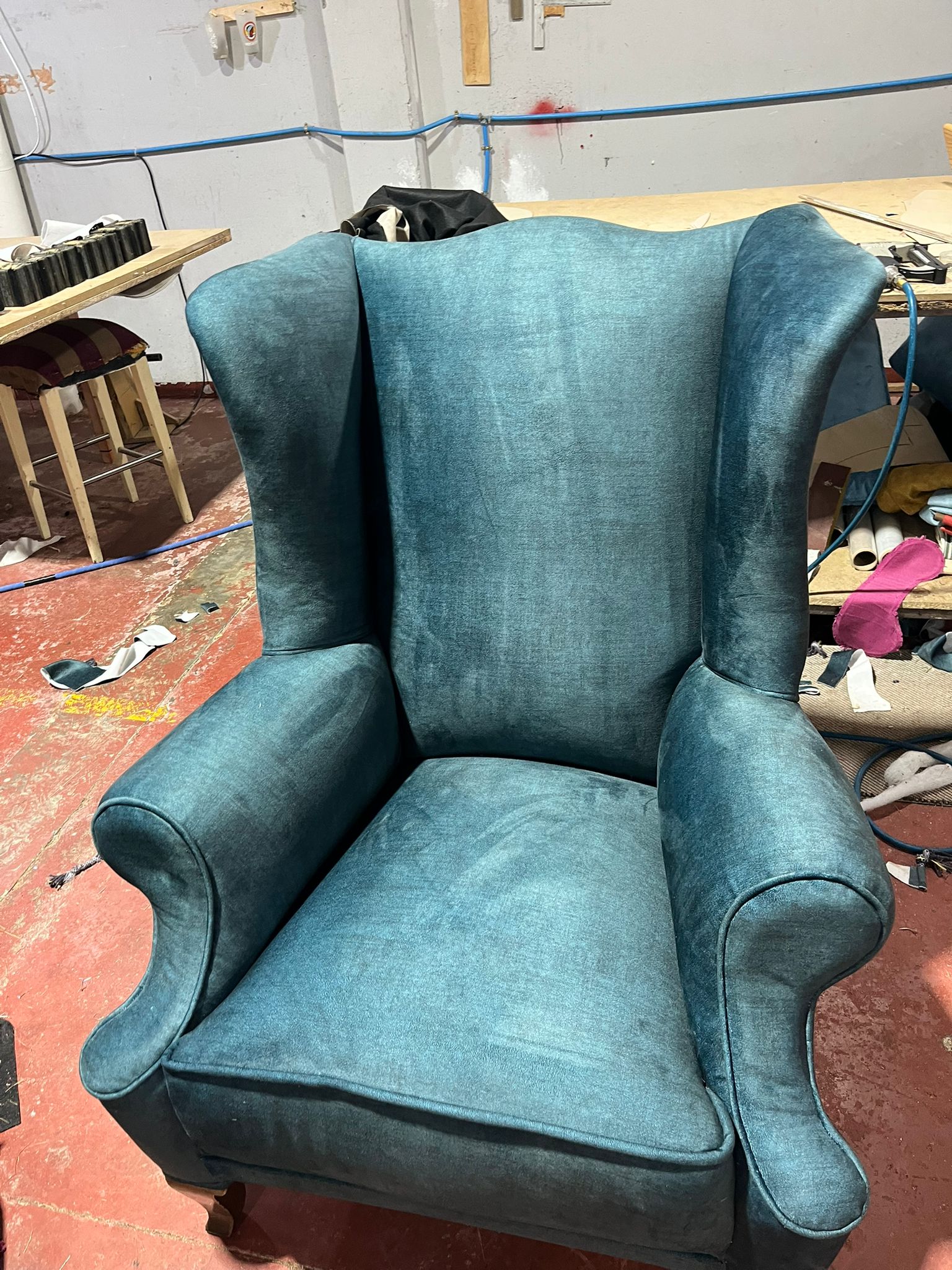 Sillón tapizado con tela natural