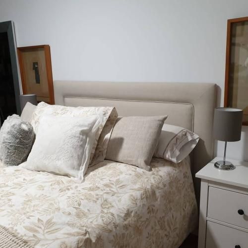 Cabecero liso tapizado en tela beige